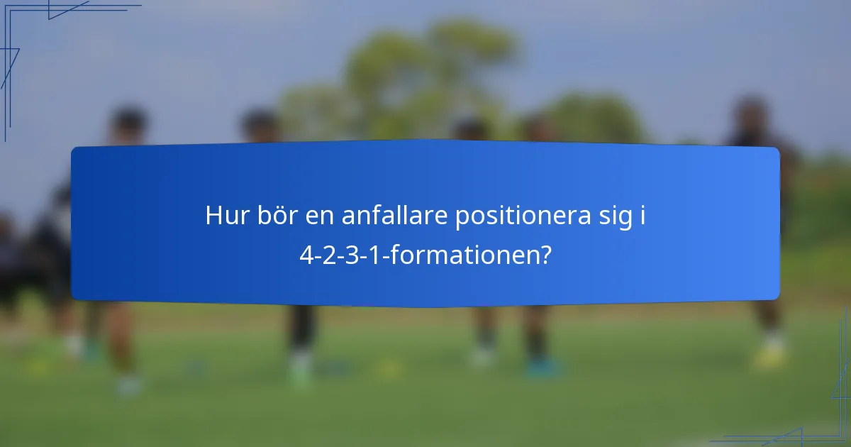 Hur bör en anfallare positionera sig i 4-2-3-1-formationen?